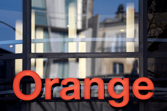 2025年1月21日、フランスのパリにある店舗の外にフランスの通信事業者Orangeのロゴが見られる。REUTERS/Abdul Saboor