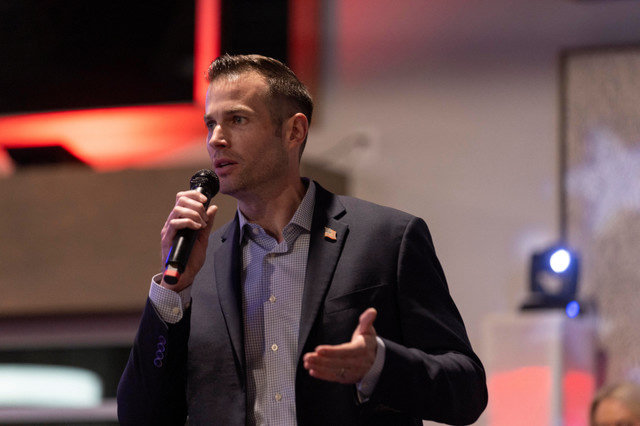 Clayton Fuller, candidato ao 14º Distrito Congressional da Geórgia apoiado pelo presidente Donald Trump, participa de um fórum político em Kennesaw, Geórgia, EUA, em 10 de fevereiro de 2026. REUTERS/Alyssa Pointer