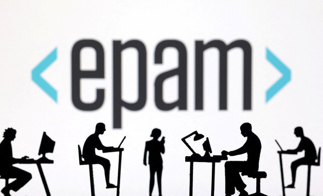 تظهر تماثيل صغيرة مع أجهزة كمبيوتر وهواتف ذكية أمام شعار شركة EPAM في هذا الرسم التوضيحي الذي تم التقاطه في 19 فبراير 2024. REUTERS/Dado Ruvic/Illustration