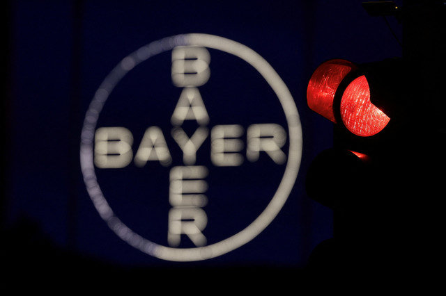 ป้ายไฟ Bayer Cross สูง 120 เมตร ซึ่งเป็นโลโก้ของบริษัท Bayer AG ผู้ผลิตยาและเคมีภัณฑ์สัญชาติเยอรมัน ประกอบด้วยหลอดไฟ LED แก้ว 1,710 ดวง ปรากฏอยู่ข้างสัญญาณไฟจราจรสีแดงในเมืองเลเวอร์คูเซิน ประเทศเยอรมนี เมื่อวันที่ 23 กันยายน 2023 REUTERS/Wolfgang Rattay