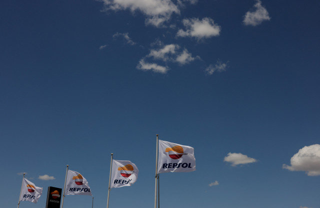 O logótipo da empresa Repsol é visto em bandeiras numa estação de serviço da Repsol em Huetor-Tajar, perto de Granada, Espanha, a 20 de maio de 2024. REUTERS/Jon Nazca
