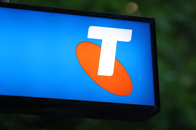 El logotipo de Telstra se muestra frente a una tienda en Sídney, Australia, el 29 de septiembre de 2025. REUTERS/Hollie Adams