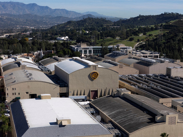 ภาพจากโดรนแสดงพื้นที่สตูดิโอของ Warner Bros. ในเมืองเบอร์แบงก์ รัฐแคลิฟอร์เนีย สหรัฐอเมริกา เมื่อวันที่ 20 มกราคม 2026 REUTERS/Daniel Cole