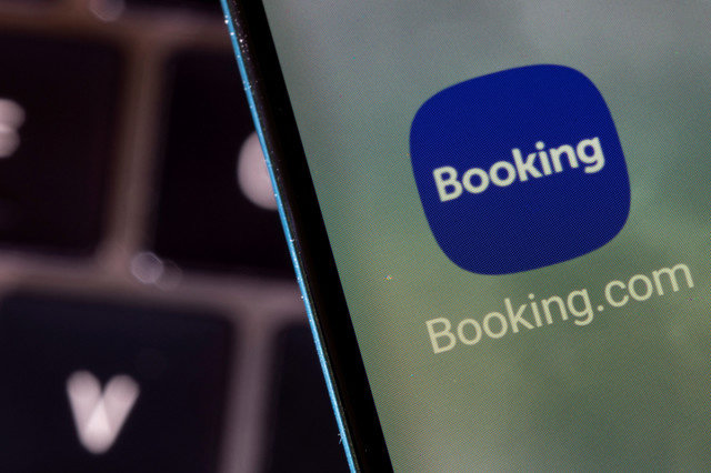 ẢNH TƯ LIỆU: Ứng dụng Booking.com được nhìn thấy trên một chiếc điện thoại thông minh trong hình minh họa này được chụp vào ngày 27 tháng 2 năm 2022. REUTERS/Dado Ruvic/Illustration/File Photo