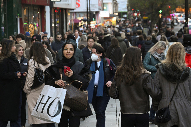 Personas caminan por Oxford Street en Londres antes del Black Friday de la próxima semana, en Londres, Gran Bretaña, el 23 de noviembre de 2025. REUTERS/Jaimi Joy/File Photo