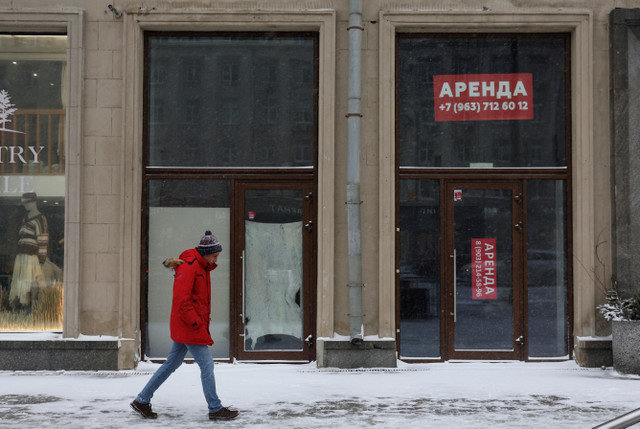 Um homem passa por uma propriedade comercial para alugar no centro de Moscou, Rússia, em 16 de fevereiro de 2026. REUTERS/Ramil Sitdikov