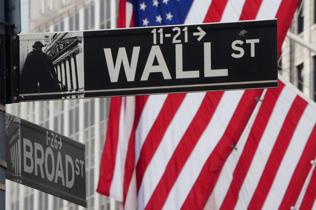 A placa de Wall Street é vista na Bolsa de Valores de Nova York (NYSE), no distrito de Manhattan, em Nova York, Nova York, EUA, em 9 de março de 2020. REUTERS/Carlo Allegri
