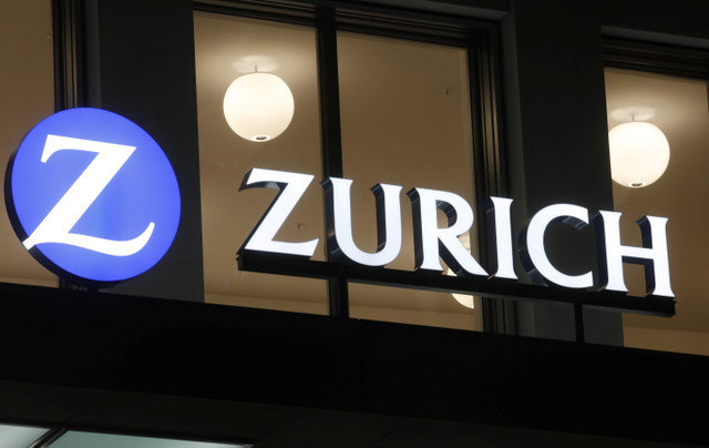 O logótipo da Zurich Insurance é visto na sua sede em Zurique, na Suíça, em 13 de janeiro de 2022. REUTERS/Arnd Wiegmann