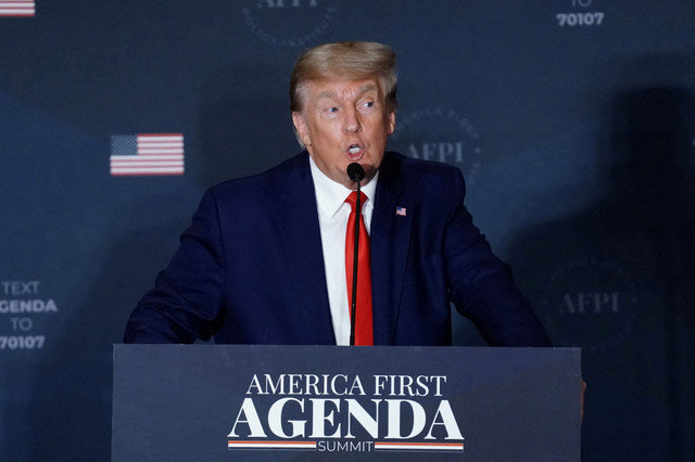 資料写真:2022年7月26日、米ワシントンで開催されたアメリカ・ファースト・ポリシー研究所の「アメリカ・ファースト・アジェンダ・サミット」で演説するドナルド・トランプ前米大統領。REUTERS/Sarah Silbiger/File Photo