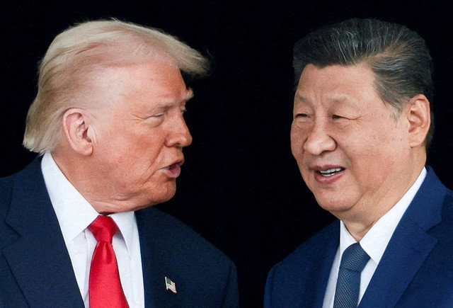 El presidente de EE. UU. Donald Trump y el presidente de China Xi Jinping conversan al retirarse tras una reunión bilateral en el Aeropuerto Internacional de Gimhae, en el marco de la cumbre del Foro de Cooperación Económica Asia-Pacífico (APEC), en Busan, Corea del Sur, el 30 de octubre de 2025. REUTERS/Evelyn Hockstein/File Photo