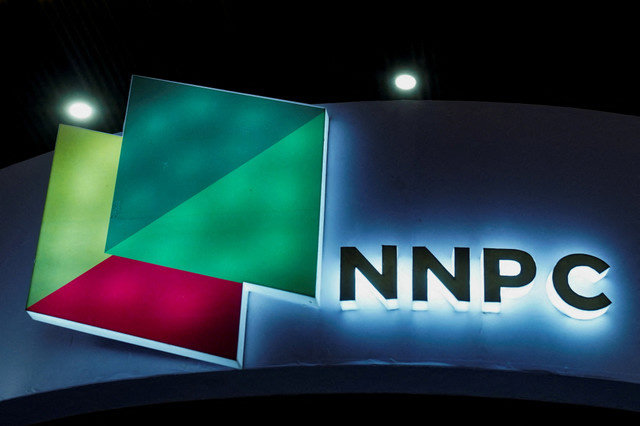 يظهر شعار مؤسسة النفط الوطنية النيجيرية (NNPC) في جناح الشركة خلال قمة نيجيريا الدولية للطاقة في مركز بولا أحمد تينوبو الدولي للمؤتمرات في أبوجا، نيجيريا، 4 فبراير 2026. Reuters/Marvellous Durowaiye/File Photo