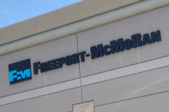 FOTO DE ARCHIVO: El logotipo de la minera de cobre Freeport-McMoRan Inc se muestra en sus oficinas en Phoenix, Arizona, EE. UU., el 30 de junio de 2022. REUTERS/Ernest Scheyder/File Photo