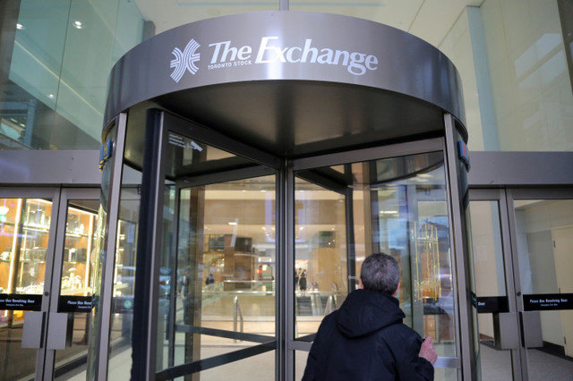 Un letrero de la Bolsa de Valores de Toronto adorna una entrada en el edificio Exchange Tower en Toronto, Ontario, Canadá, el 23 de enero de 2019. REUTERS/Chris Helgren