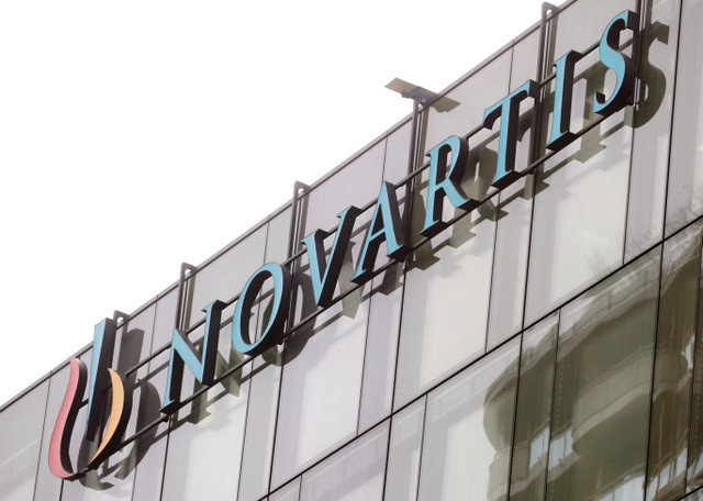 O logótipo da empresa é visto num edifício da farmacêutica suíça Novartis em Rotkreuz, Suíça, a 29 de janeiro de 2020. REUTERS/Arnd Wiegmann