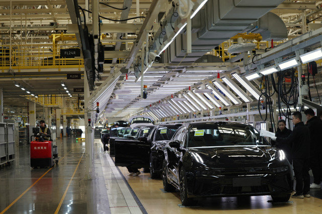 2025年3月19日、中国浙江省慈渓市にあるZeekrの工場の電気自動車(EV)生産ラインで働く従業員。REUTERS/Florence Lo