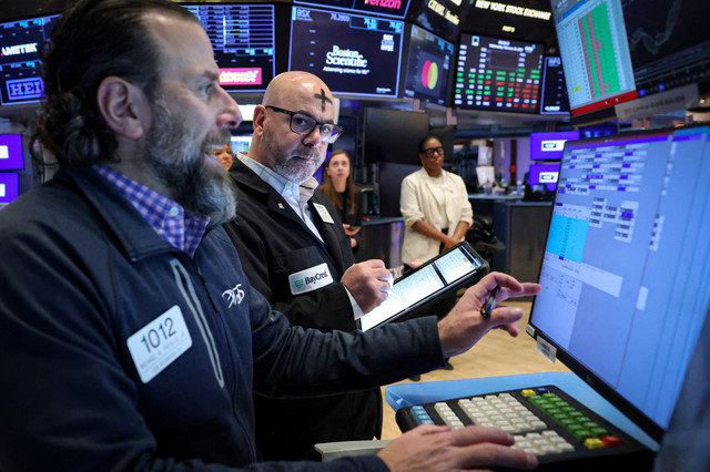 متداولون يعملون في قاعة التداول ببورصة نيويورك (NYSE) في مدينة نيويورك، الولايات المتحدة، 18 فبراير 2026. REUTERS/Brendan McDermid