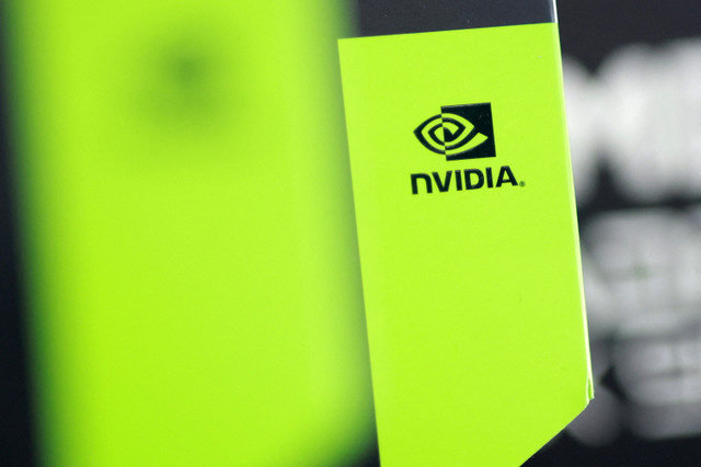 โลโก้ Nvidia ปรากฏบนบรรจุภัณฑ์การ์ดแสดงผลในภาพประกอบที่ถ่ายเมื่อวันที่ 19 สิงหาคม 2025 REUTERS/Dado Ruvic/Illustration