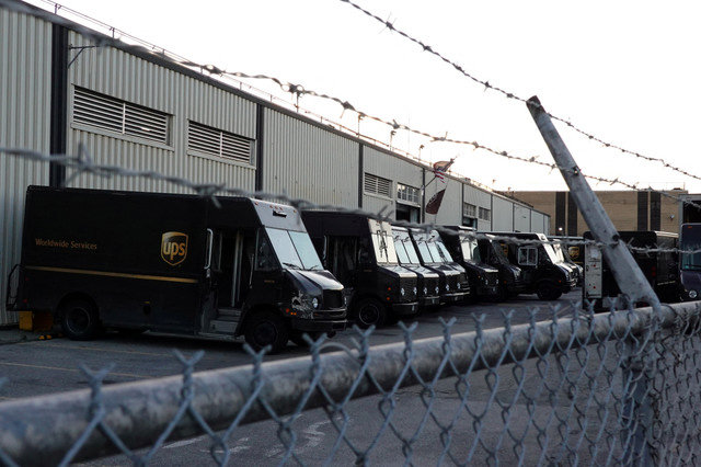 Vehículos de United Parcel Service (UPS) se encuentran en una instalación en Brooklyn, Nueva York, EE. UU., el 9 de mayo de 2022. REUTERS/Andrew Kelly/File Photo