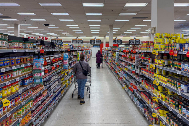 Shoppers push carts down an aisle at a grocery store in Hamilton, Ontario, Canada on February 2, 2025. REUTERS/Carlos Osorio