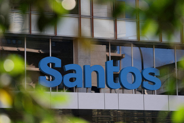 O logótipo da Santos é visto no exterior da sua sede em Adelaide, Austrália, a 18 de setembro de 2025. REUTERS/Hollie Adams//File Photo