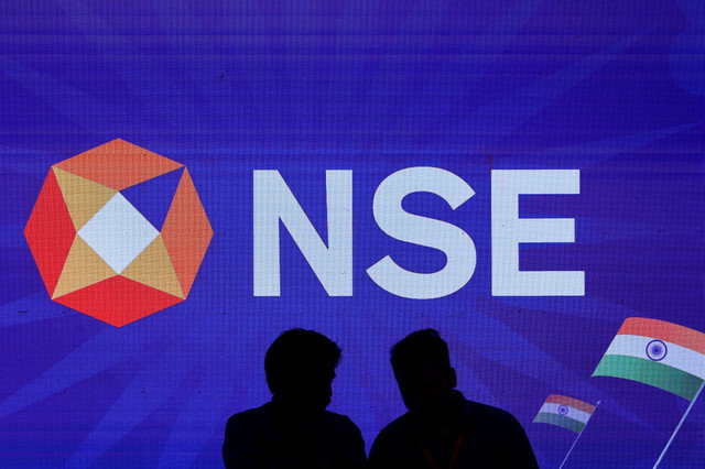 أشخاص يتحدثون داخل بورصة الهند الوطنية (NSE) في مومباي، الهند، 14 أغسطس 2025. REUTERS/Francis Mascarenhas