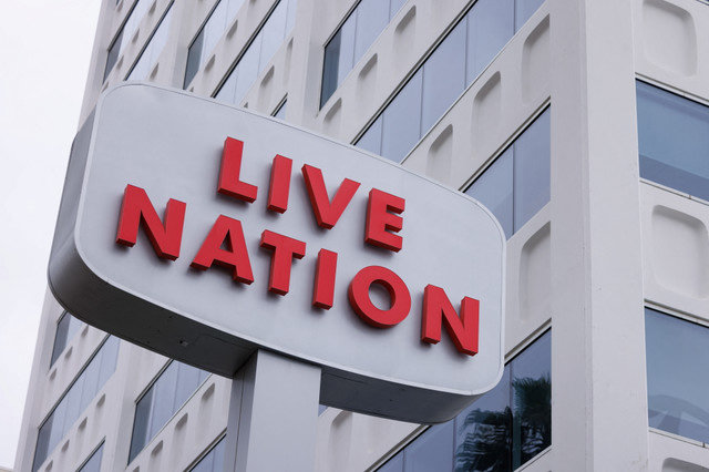 Biển hiệu và tòa nhà văn phòng của Live Nation trên đại lộ Hollywood Blvd, sau khi Bộ Tư pháp Hoa Kỳ và một nhóm các tiểu bang đệ đơn kiện chống độc quyền đối với Live Nation Entertainment, tại Los Angeles, California, Hoa Kỳ, ngày 23 tháng 5 năm 2024. REUTERS/Mike Blake