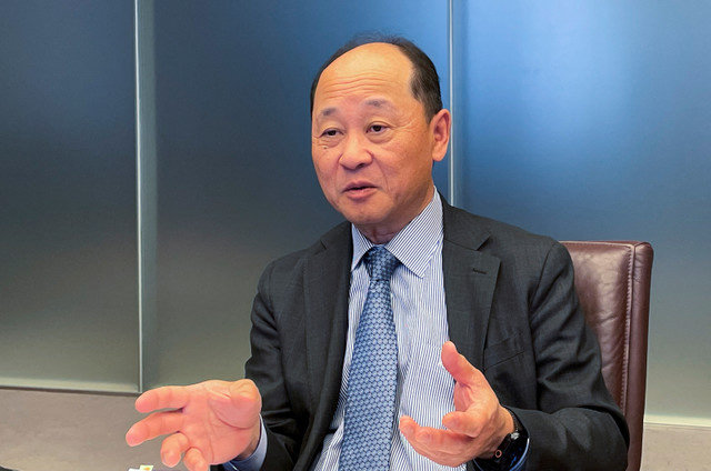 Giám đốc Tài chính (CFO) của Nippon Steel, Takahiko Iwai, trao đổi với Reuters về chiến lược của công ty tại trụ sở chính ở Tokyo, Nhật Bản, vào ngày 18 tháng 2 năm 2026. Ảnh chụp bằng điện thoại di động. REUTERS/Ritsuko Shimizu
