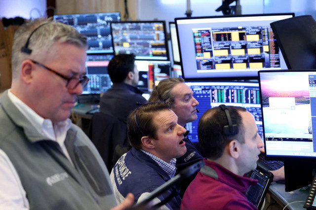 متداولون يعملون في قاعة التداول في بورصة نيويورك (NYSE) في مدينة نيويورك، الولايات المتحدة، 13 فبراير 2026. REUTERS/Brendan McDermid