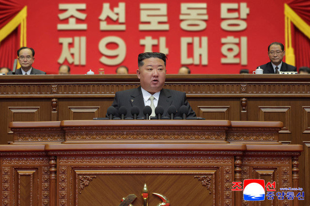 Nhà lãnh đạo Triều Tiên Kim Jong Un phát biểu tại Đại hội lần thứ chín của Đảng Lao động Triều Tiên (WPK) ở Bình Nhưỡng, Triều Tiên, vào ngày 19 tháng 2 năm 2026, trong bức ảnh do Thông tấn xã Trung ương Triều Tiên chính thức công bố. KCNA via REUTERS