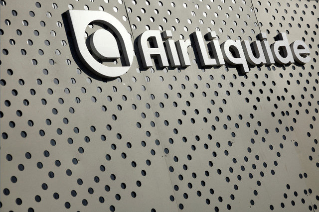 Logo của Air Liquide được nhìn thấy tại một trạm hydro ở Paris, Pháp, ngày 24 tháng 10 năm 2024. REUTERS/Sarah Meyssonnier