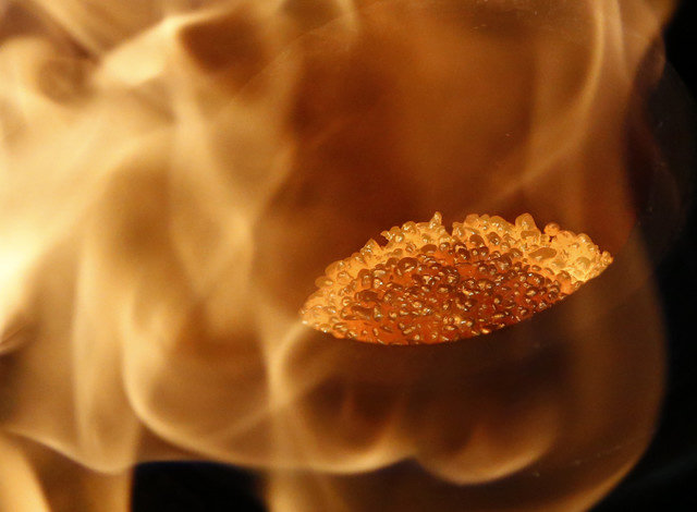 Grânulos de ouro são vistos em um cadinho incandescente na Fábrica Austríaca de Separação de Ouro e Prata 'Oegussa' em Viena, Áustria, em 18 de março de 2016. REUTERS/Leonhard Foeger