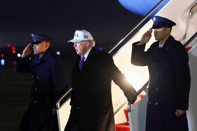 Tổng thống Hoa Kỳ Donald Trump đến Căn cứ Liên hợp Andrews ở Maryland, Hoa Kỳ, vào ngày 19 tháng 2 năm 2026. REUTERS/Kevin Lamarque