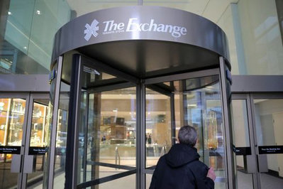 TSX Reaches New Record High as Commodity Stocks Climb