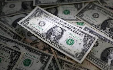 Dólar atinge quarta alta seguida com economia dos EUA firme