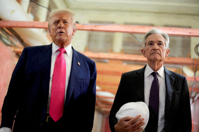 El presidente de EE. UU. Donald Trump y el presidente de la Reserva Federal Jerome Powell conversan durante un recorrido por el edificio de la Junta de la Reserva Federal, que actualmente se encuentra en renovación, en Washington, D.C., EE. UU., el 24 de julio de 2025. REUTERS/Kent Nishimura/File Photo