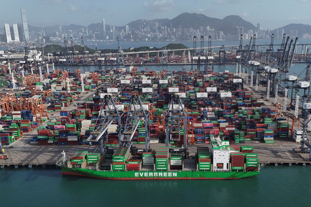 Una vista aérea con dron muestra un buque portacontenedores de Evergreen Marine en un puerto de Kwai Chung, Hong Kong, China, el 16 de abril de 2025. REUTERS/Tyrone Siu