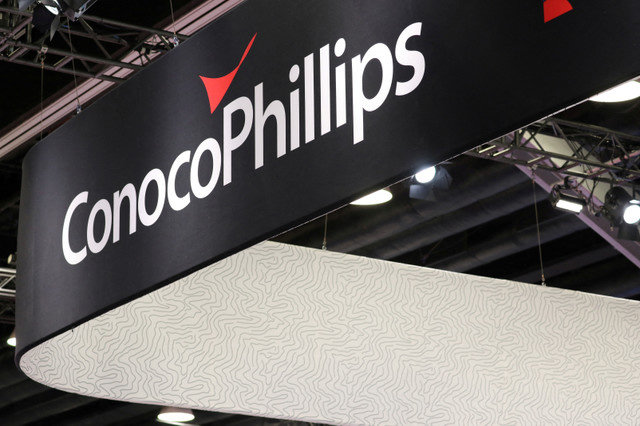 ẢNH TƯ LIỆU: Logo của công ty thăm dò và sản xuất dầu mỏ và khí đốt tự nhiên ConocoPhillips của Mỹ được nhìn thấy trong triển lãm thương mại năng lượng LNG 2023 tại Vancouver, British Columbia, Canada, ngày 12 tháng 7 năm 2023. REUTERS/Chris Helgren/File Photo