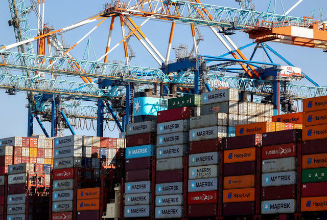 صورة من الأرشيف: رافعات تفرغ حاويات من سفينة الحاويات Maribo Maersk في رصيف محطة في بريمرهافن بألمانيا، في 13 أغسطس 2025. REUTERS/Leon Kuegeler/File Photo