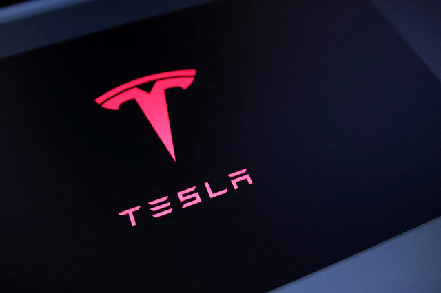 FILE PHOTO: The Tesla logo is seen in this illustration taken July 23, 2025. REUTERS/Dado Ruvic/Illustration/File Photo