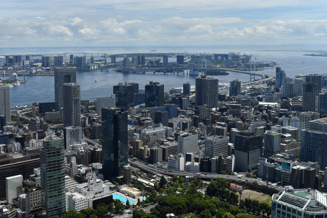 2021年8月6日,从日本东京的东京塔看到的彩虹大桥全景。REUTERS/Clodagh Kilcoyne