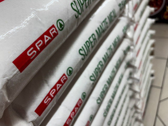Logo của chuỗi siêu thị Nam Phi SPAR Group được nhìn thấy trên một bao bột ngô tại một cửa hàng tạp hóa Spar ở Johannesburg, Nam Phi, ngày 4 tháng 6 năm 2025. REUTERS/Siphiwe Sibeko/File Photo