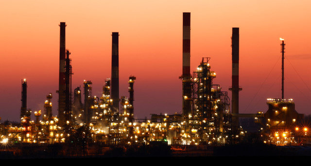 As chaminés da refinaria de petróleo Total Grandpuits são vistas logo após o pôr do sol, a sudeste de Paris, França, em 1 de março de 2021. REUTERS/Christian Hartmann