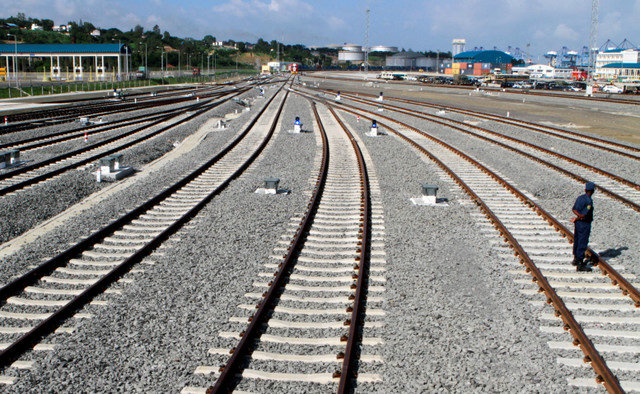 ẢNH TƯ LIỆU: Một nhân viên an ninh đứng giữa tuyến Đường sắt Khổ tiêu chuẩn (SGR) do Tổng công ty Cầu đường Trung Quốc (CRBC) xây dựng và chính phủ Trung Quốc tài trợ trước khi khánh thành tàu chở hàng tại thành phố ven biển Mombasa của Kenya, ngày 30 tháng 5 năm 2017. REUTERS/Stringer/File Photo