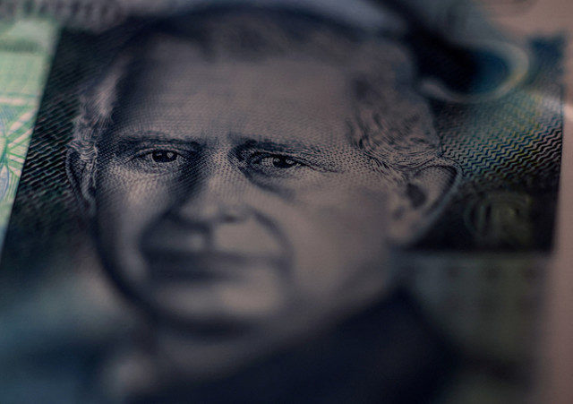 Um retrato do rei Carlos da Grã-Bretanha é exibido em uma nota de cinco libras britânica em uma ilustração fotográfica tirada em Manchester, Grã-Bretanha, em 25 de novembro de 2025. REUTERS/Phil Noble/Illustration