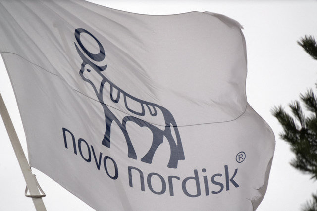 โลโก้ของบริษัทเวชภัณฑ์ Novo Nordisk ปรากฏบนธงที่ด้านหน้าสำนักงานในเมือง Bagsvaerd กรุงโคเปนเฮเกน ประเทศเดนมาร์ก เมื่อวันที่ 4 กุมภาพันธ์ 2026 REUTERS/Tom Little