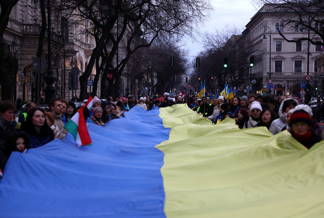 Varias personas participan en una marcha de solidaridad antes del cuarto aniversario de la invasión rusa a gran escala de Ucrania, en Budapest, Hungría, el 22 de febrero de 2026. REUTERS/Bernadett Szabo