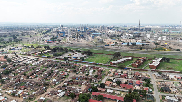FOTO DE ARQUIVO: Uma vista de drone mostra a refinaria petroquímica Sasol em Sasolburg, a sudoeste de Joanesburgo, África do Sul, em 19 de novembro de 2024. REUTERS/Thando Hlophe/File Photo