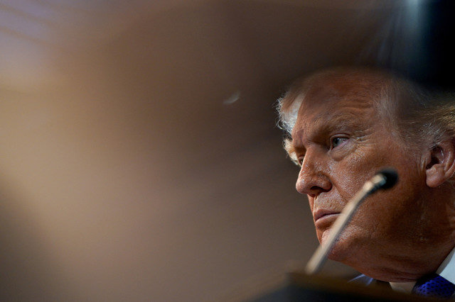 O presidente dos EUA, Donald Trump, participa de uma entrevista coletiva na Casa Branca em Washington, D.C., em 20 de fevereiro de 2026, após a decisão da Suprema Corte de que ele excedeu sua autoridade ao impor tarifas. REUTERS/Elizabeth Frantz/File Photo