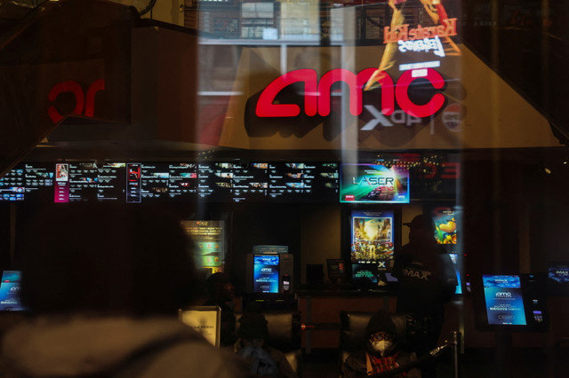 شعار AMC معروض في سينما في مانهاتن بمدينة نيويورك، الولايات المتحدة، 25 فبراير 2025. REUTERS/Jeenah Moon