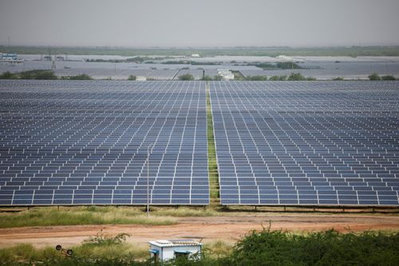 EE. UU. evalúa aranceles a paneles solares importados